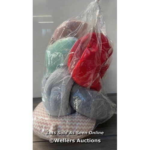 7215 - BAG OF TRAVEL PILLOWS