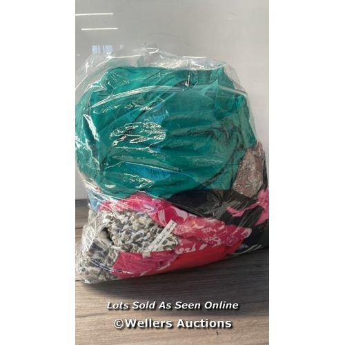 7222 - BAG OF LADIES CLOTHES