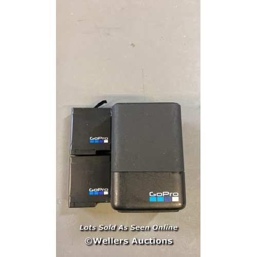 9722 - GOPRO BATTERY CHARGER MODEL AADBD-001 INCL. X2 GOPRO BATTERIES