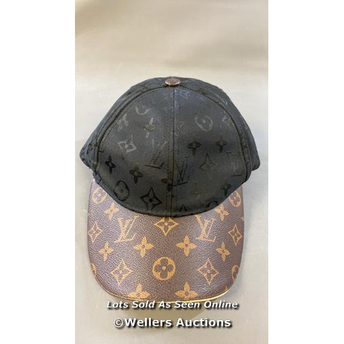 9789 - LOUIS VUITTON CAP