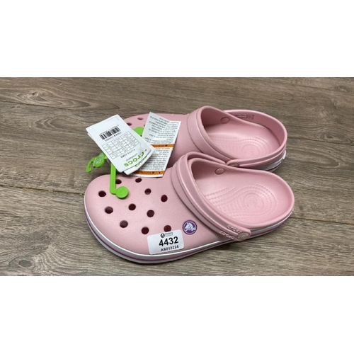 4432 - LADIES NEW PINK CROCS / UK 7 / C27