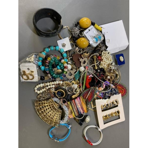 9632 - ASSORTMENT OF FASHION JEWELLERY