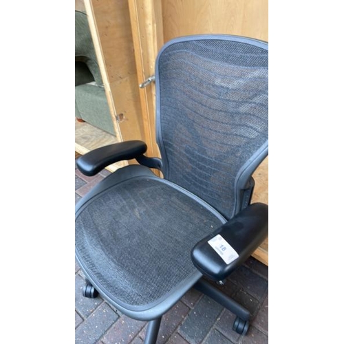 18 - MESH BACK OFFICE CHAIR ON CASTERS, 93CM (H) X 65CM (W) X 48CM (D), CONTAINER NO: 331083 / LOT LOCATI... 