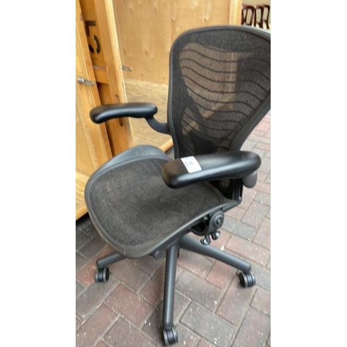 19 - MESH BACK OFFICE CHAIR ON CASTERS, 93CM (H) X 65CM (W) X 48CM (D), CONTAINER NO: 331083 / LOT LOCATI... 