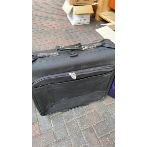 26 - PAIR OF SUITCASES, CONTAINER NO: 10030 / LOT LOCATION: WEYBRIDGE (KT13)