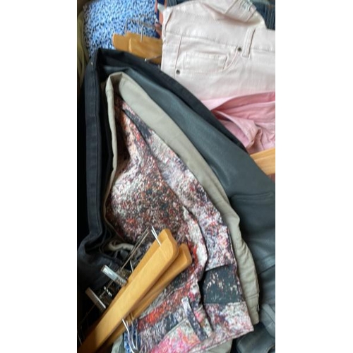 29 - BOX OF PRE-OWNED TROUSERS, VARIOUS BRANDS, MIXED SIZES, CONTAINER NO: 10030 / LOT LOCATION: WEYBRIDG... 