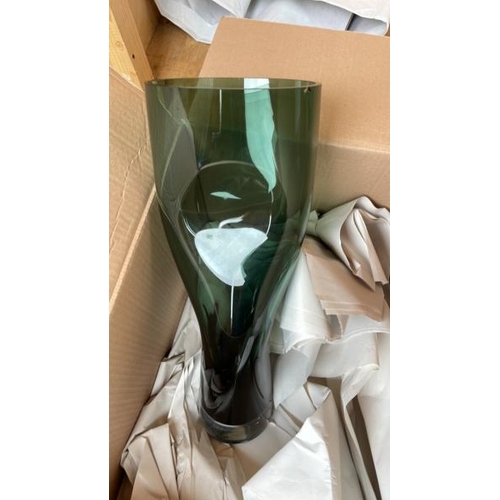 30 - LARGE VASE AND TOILET BRUSH, CONTAINER NO: 10030 / LOT LOCATION: WEYBRIDGE (KT13)