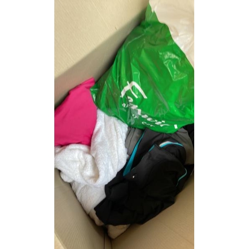 33 - BOX OF ASSORTED SPORTSWEAR, BRANDS INCL. BROOKS AND THE NORTH FACE, CONTAINER NO: 10030 / LOT LOCATI... 