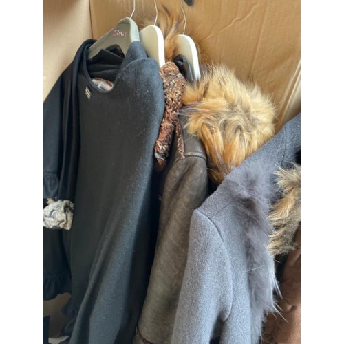 56 - 10X LADIES PRE-OWNED COATS AND JACKETS, MIXED SIZES, CONTAINER NO: 10030 / LOT LOCATION: WEYBRIDGE (... 