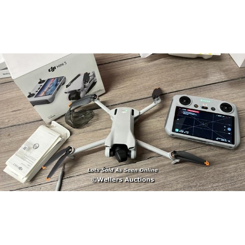 8251 - DJI MINI 3 DRONE WITH DJI REMOTE CONTROL / SOME SIGNS OF USE / DAMAGED PROPELLER ARM - SEE IMAGES / ... 