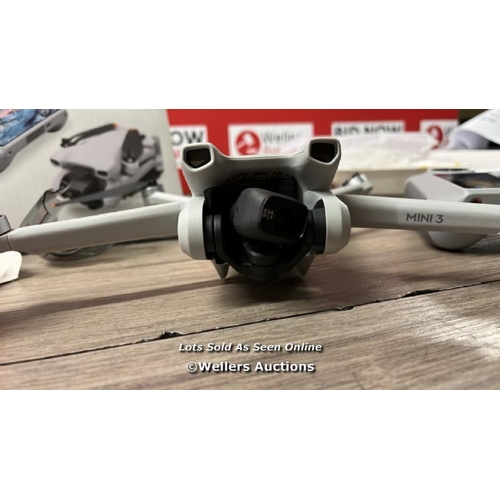 8251 - DJI MINI 3 DRONE WITH DJI REMOTE CONTROL / SOME SIGNS OF USE / DAMAGED PROPELLER ARM - SEE IMAGES / ... 