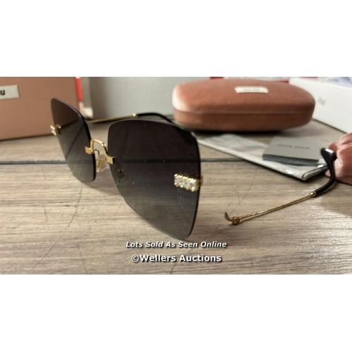 8255 - MIU MIU SMU 50W ZVN-5D1 SUNGLASSES / MINIMAL SIGNS OF USE / DAMAGED ARM / H38