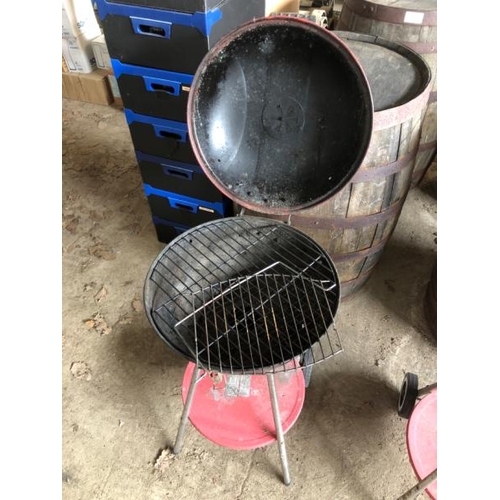 14 - CHARCOAL BARBEQUE, 80CM (H) X 45CM (W) / LOT LOCATION: LLANSANTFFRAID, POWYS, WALES