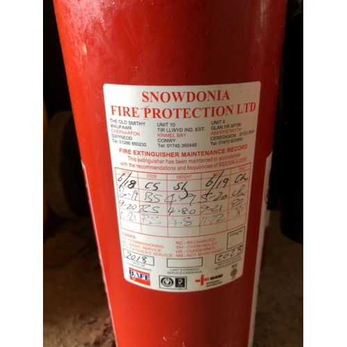 29 - 4X LARGE FIRE EXTINGUISHERS / LOT LOCATION: LLANSANTFFRAID, POWYS, WALES