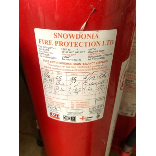 30 - 4X LARGE FIRE EXTINGUISHERS / LOT LOCATION: LLANSANTFFRAID, POWYS, WALES