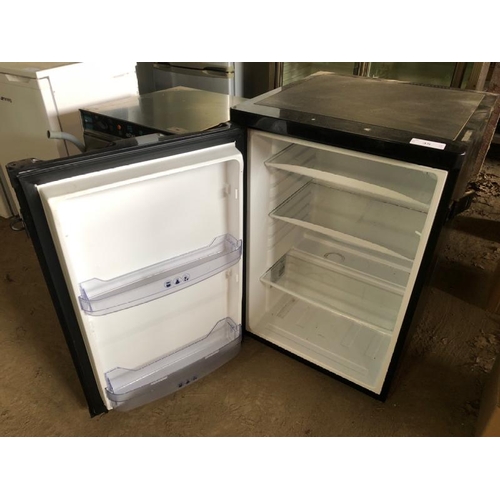 35 - WHIRLPOOL RE127 BAR FRIDGE, 240V, 85CM (H) X 55CM (W) X 56CM (D) / LOT LOCATION: LLANSANTFFRAID, POW... 