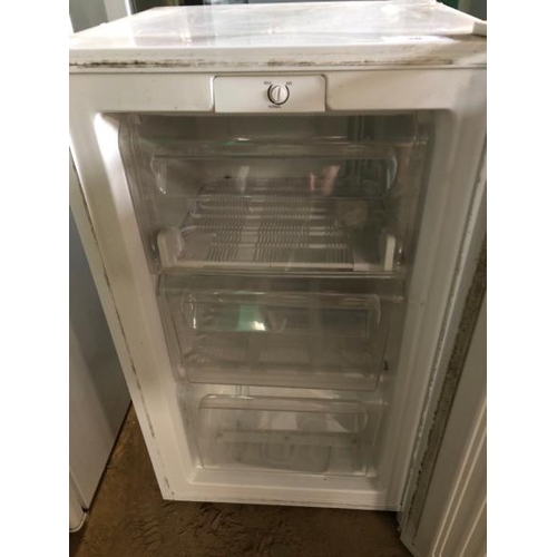 38 - FRIDGEMASTER MUZ4965 BAR FRIDGE, 84CM (H) X 49CM (W) X 49CM (D) / LOT LOCATION: LLANSANTFFRAID, POWY... 