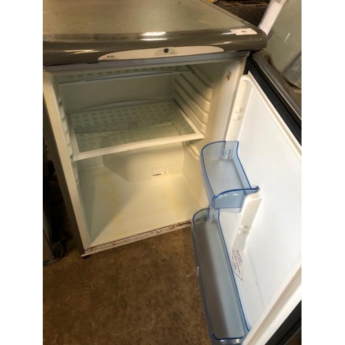 46 - HOTPOINT RLS30S BAR FRIDGE, 240V, 84CM (H) X 54M (W) X 62CM (D) / LOT LOCATION: LLANSANTFFRAID, POWY... 