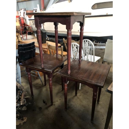 62 - 3X SMALL OAK TABLES, 73CM (H) X 61CM (W) X 61CM (D) / LOT LOCATION: LLANSANTFFRAID, POWYS, WALES