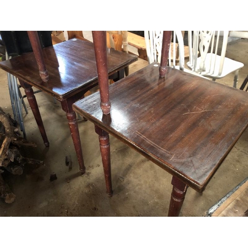 62 - 3X SMALL OAK TABLES, 73CM (H) X 61CM (W) X 61CM (D) / LOT LOCATION: LLANSANTFFRAID, POWYS, WALES