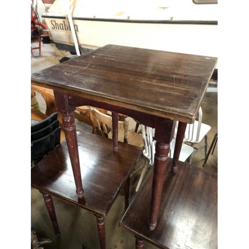 62 - 3X SMALL OAK TABLES, 73CM (H) X 61CM (W) X 61CM (D) / LOT LOCATION: LLANSANTFFRAID, POWYS, WALES