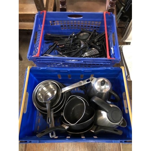 73 - LARGE ASSORTMENT OF KITCHENWARE INCL. UTENSILS, POTS, PANS, KETTLES ETC. / LOT LOCATION: LLANSANTFFR... 