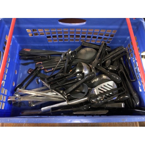 73 - LARGE ASSORTMENT OF KITCHENWARE INCL. UTENSILS, POTS, PANS, KETTLES ETC. / LOT LOCATION: LLANSANTFFR... 