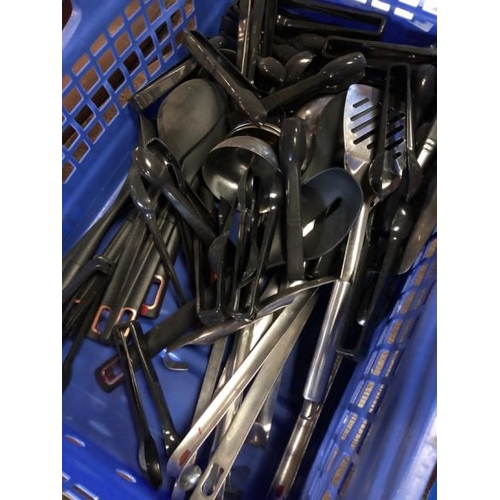 73 - LARGE ASSORTMENT OF KITCHENWARE INCL. UTENSILS, POTS, PANS, KETTLES ETC. / LOT LOCATION: LLANSANTFFR... 