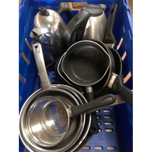 73 - LARGE ASSORTMENT OF KITCHENWARE INCL. UTENSILS, POTS, PANS, KETTLES ETC. / LOT LOCATION: LLANSANTFFR... 