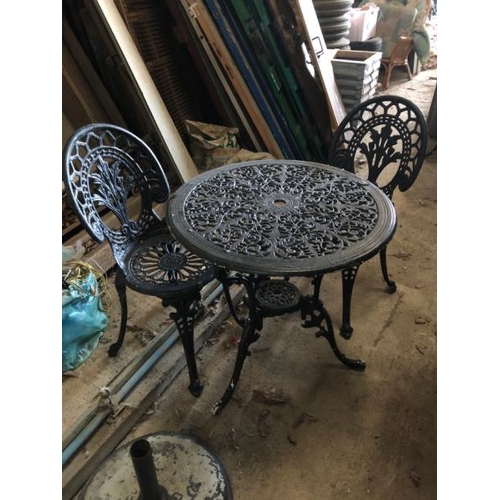 79 - VINTAGE METAL GARDEN TABLE AND 2X CHAIRS, TABLE DIMENSIONS 68CM (H) X 68CM (W), CHAIRS 85CM (H) X 40... 