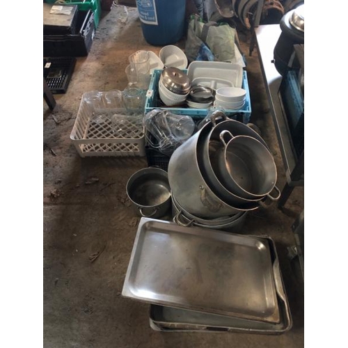 88 - LARGE QTY OF COMMERCIAL KITCHEN AND RESTAURANT EQUIPMENT INCL. POTS, JUGS, GRAVY BOATS, PLATES AND M... 