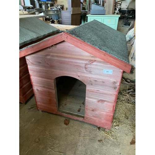 91 - TIMBER DOG HOUSE, 93CM (H) X 90CM (W) X 110CM (D) / LOT LOCATION: LLANSANTFFRAID, POWYS, WALES