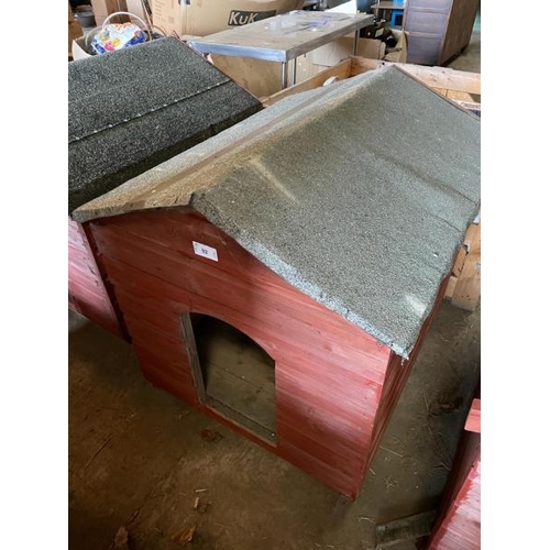 92 - TIMBER DOG HOUSE, 93CM (H) X 90CM (W) X 110CM (D) / LOT LOCATION: LLANSANTFFRAID, POWYS, WALES