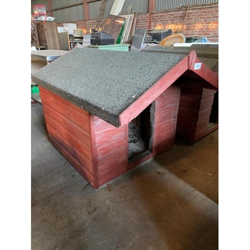 93 - TIMBER DOG HOUSE, 93CM (H) X 90CM (W) X 110CM (D) / LOT LOCATION: LLANSANTFFRAID, POWYS, WALES