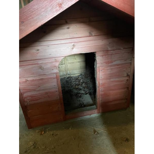 93 - TIMBER DOG HOUSE, 93CM (H) X 90CM (W) X 110CM (D) / LOT LOCATION: LLANSANTFFRAID, POWYS, WALES