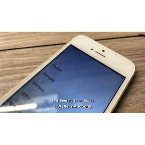 8256 - APPLE IPHONE 5S / A1533 / IMEI: 013790004649357 / POWERS UP / SEE IMAGES FOR CONDITION - CRACKED SCR... 