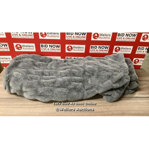 2032 - BERKSHIRE TEXTURED FAUX FUR THROW - 152 X 177 CM / SIGNS OF USE / E77