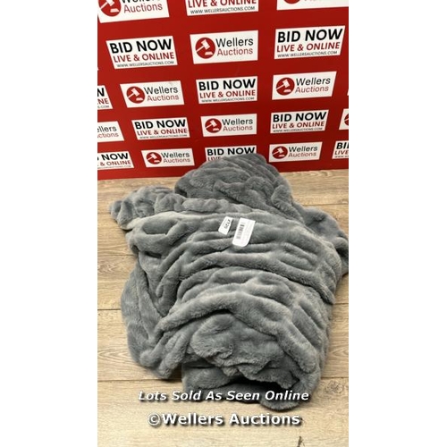 2120 - BERKSHIRE TEXTURED FAUX FUR THROW - 152 X 177 CM / MINIMAL SIGNS OF USE / E62