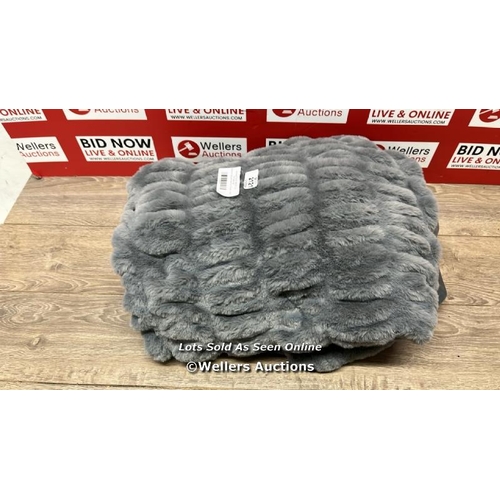 2121 - BERKSHIRE TEXTURED FAUX FUR THROW - 152 X 177 CM / MINIMAL SIGNS OF USE / E62