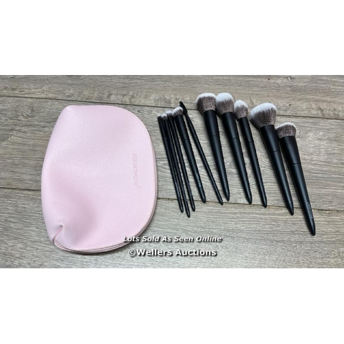 2157 - BRUSHWORKS MAKE UP BRUSH & BAG SET, 12 BRUSHES & BAG / MINIMAL SIGNS OF USE / E18