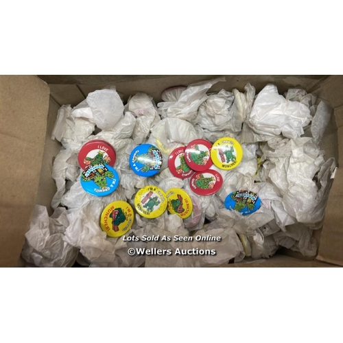 3086 - QUANTITY OF CHEWITS BADGES / C36