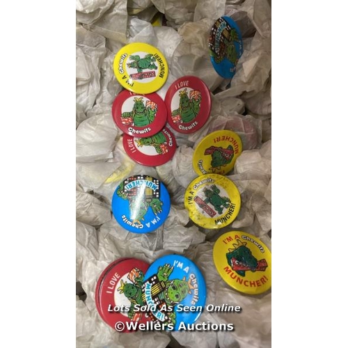 3086 - QUANTITY OF CHEWITS BADGES / C36