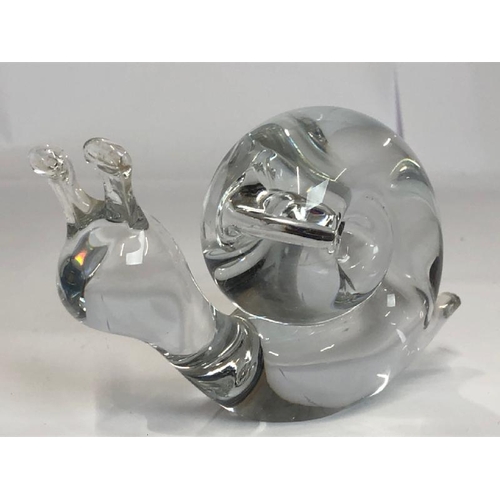 33 - Decorative glass including, Snail, Sea Lion, Mushroom and egg with stand (4) / AN7