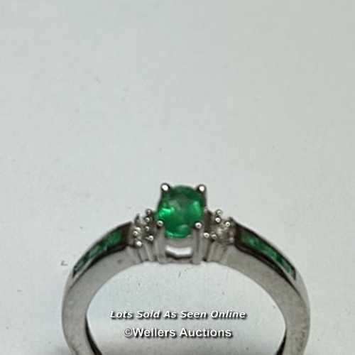 166 - Emerald and silver ring. Ring size, O. (one stone missing) / SF