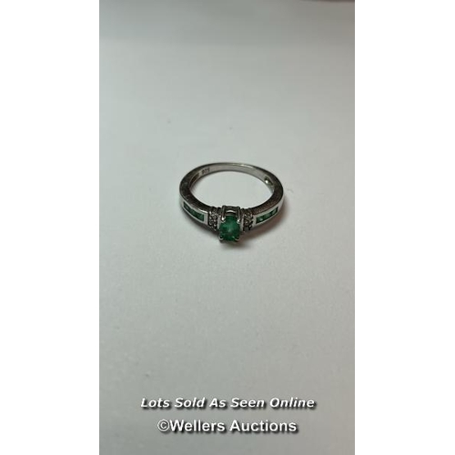 166 - Emerald and silver ring. Ring size, O. (one stone missing) / SF