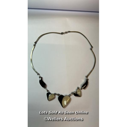 179 - Double sided mother of pearl and black onyx necklace in silver coloured metal / SF