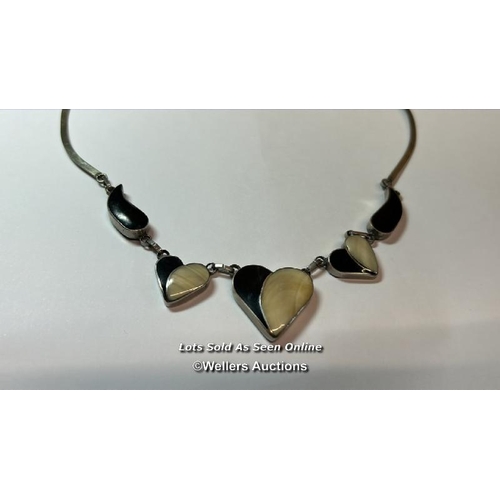 179 - Double sided mother of pearl and black onyx necklace in silver coloured metal / SF