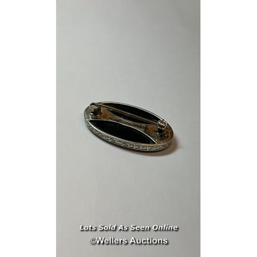 180 - Hallmarked silver brooch set with oval Blue John flourite stone, 1985. Dimension 3.5cm x 1.7cm. Pin ... 