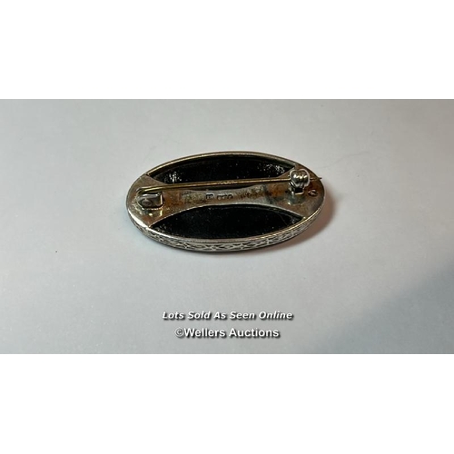 180 - Hallmarked silver brooch set with oval Blue John flourite stone, 1985. Dimension 3.5cm x 1.7cm. Pin ... 