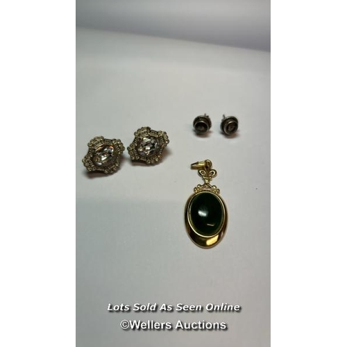 191 - 2 pairs of earings and a jade pendant / SF